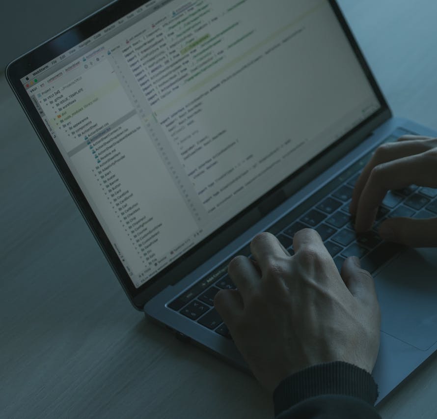 ordinateur portable affichant du code