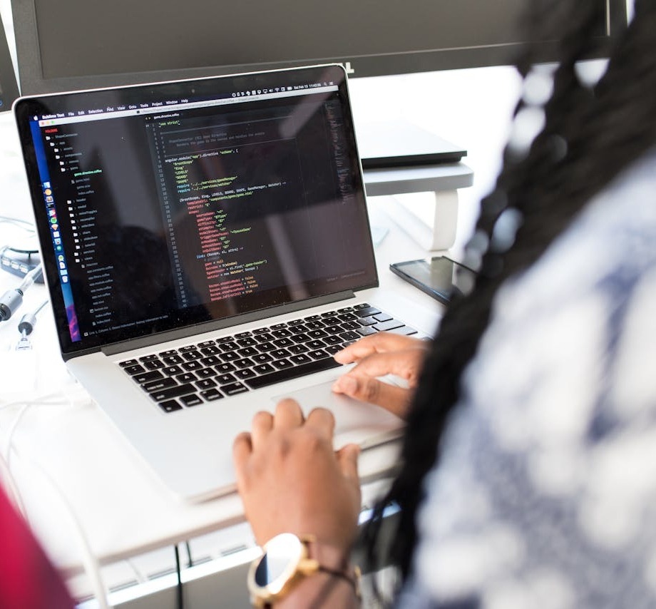 Femme travaillant du code sur un ordinateur portable