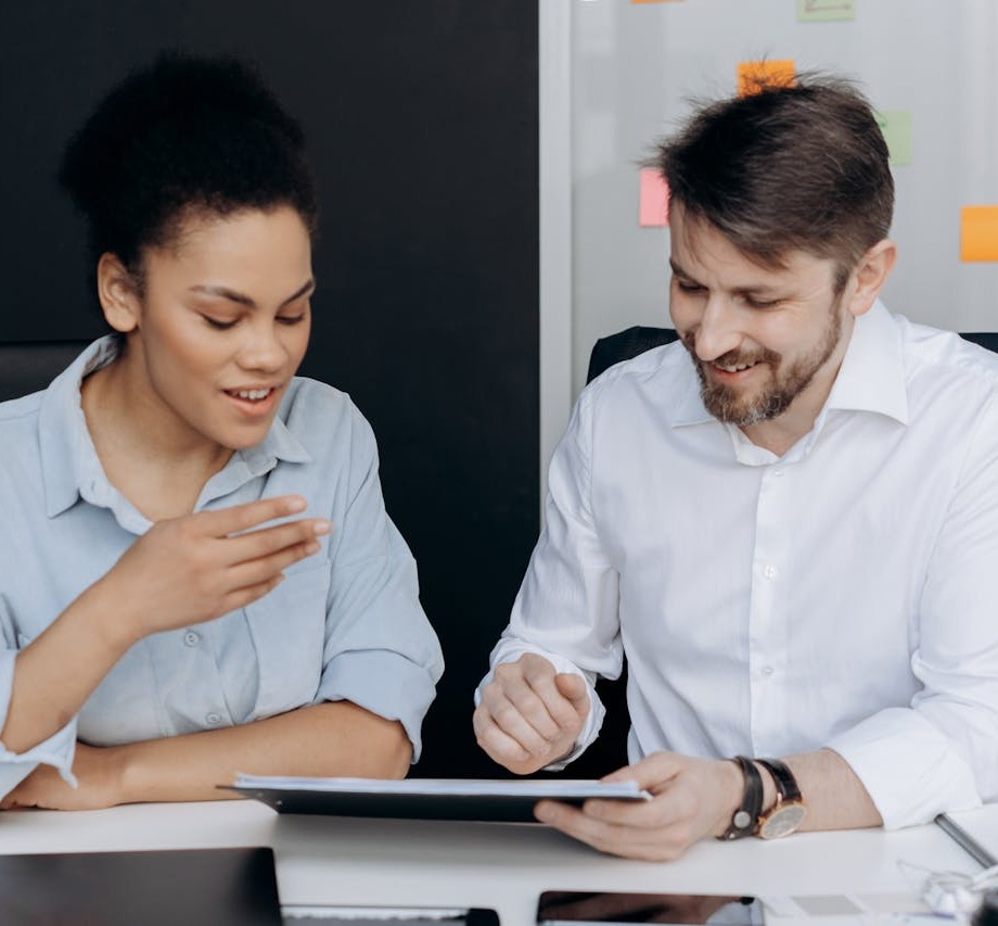 un homme et une femme ont une discussion dans un cadre professionnel