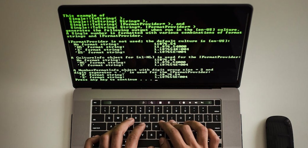 Cloud : ordinateur et mains qui tapent du code